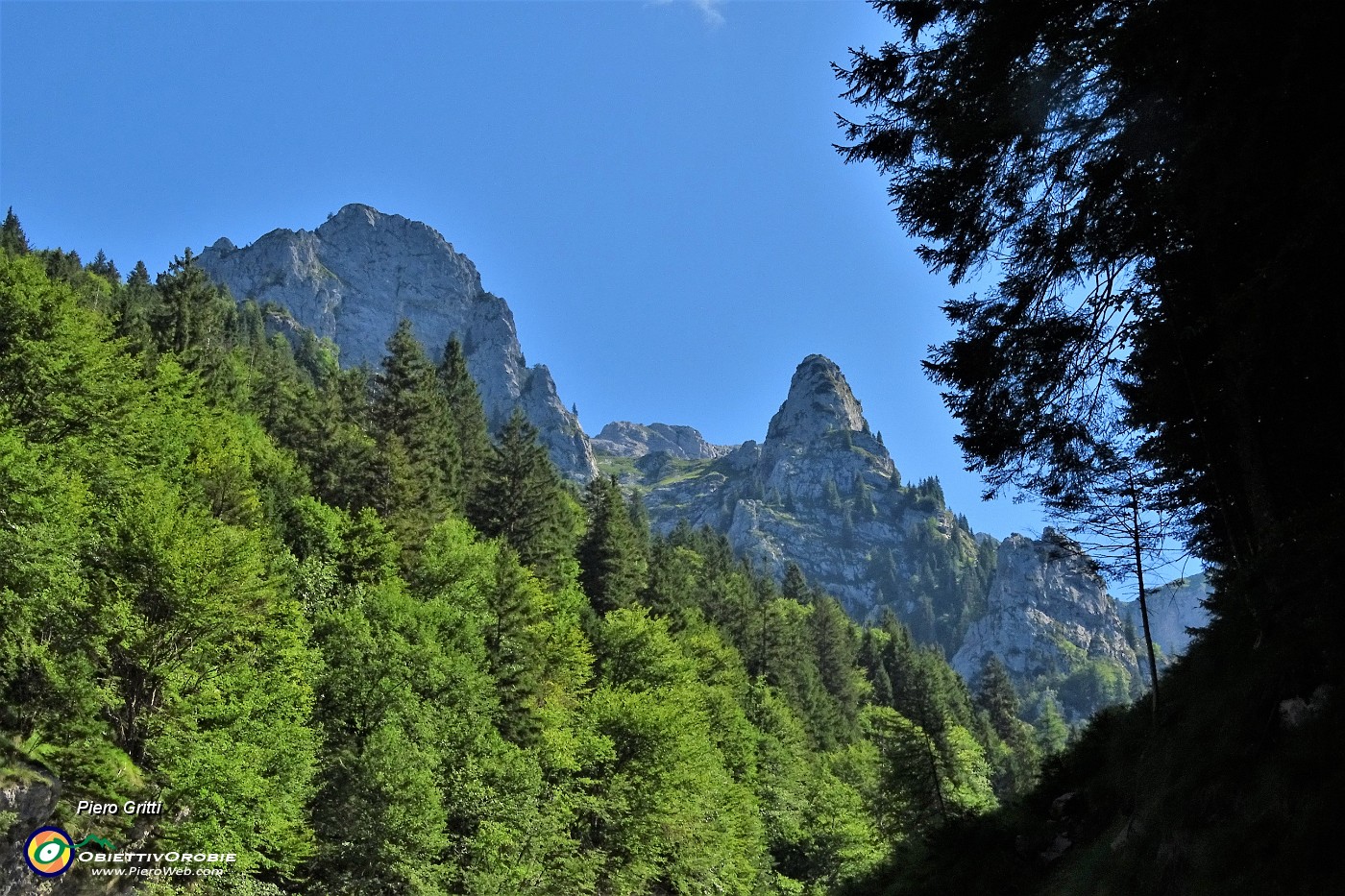 33 In alto i monti della Valle del Pegherolo.JPG